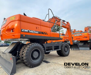 Máy xúc đào bánh lốp Develon DX140WE