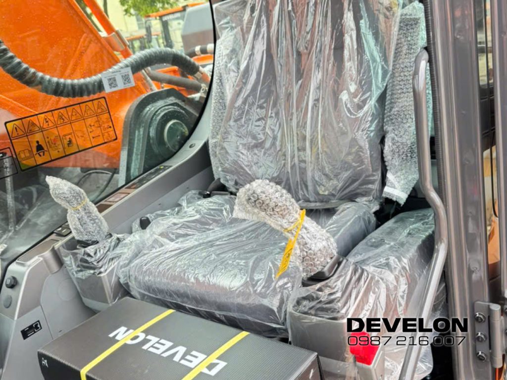 Cabin tiện nghi của máy xúc đào bánh xích Develon DX360SLR