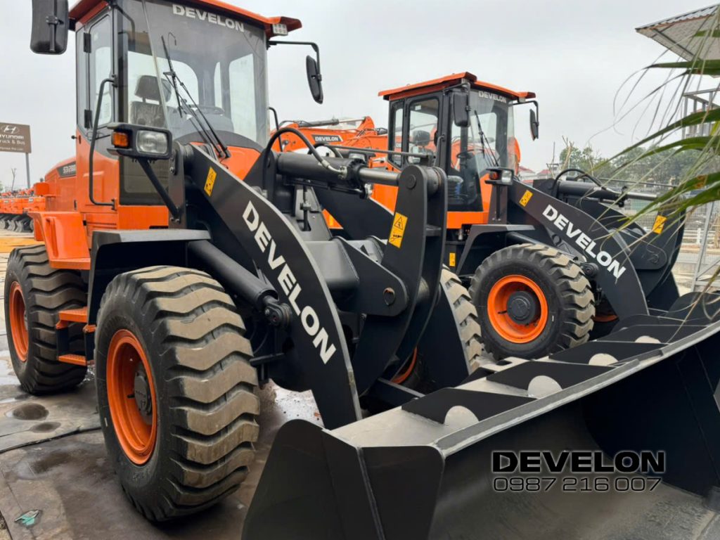 máy xúc lật bánh lốp Develon SD200N