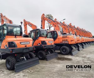 Máy xúc đào bánh lốp Develon DX55W