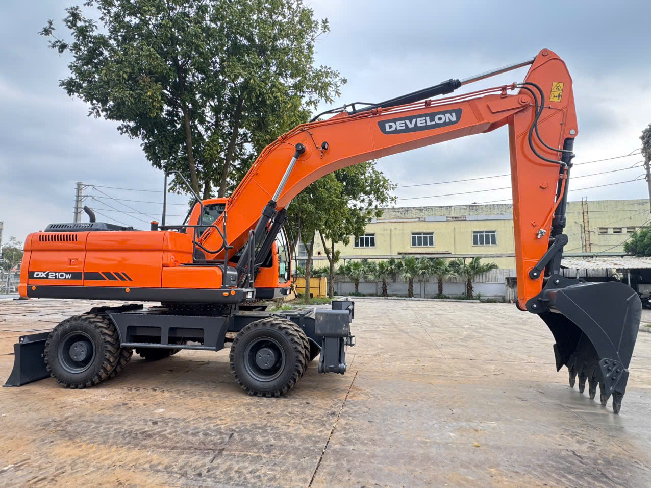 Máy xúc đào bánh lốp Develon DX210W - Ảnh 5