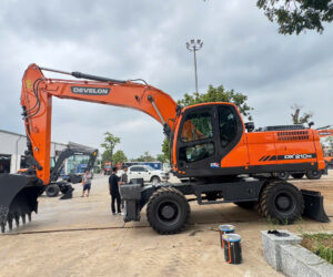 Máy xúc đào bánh lốp Develon DX210W