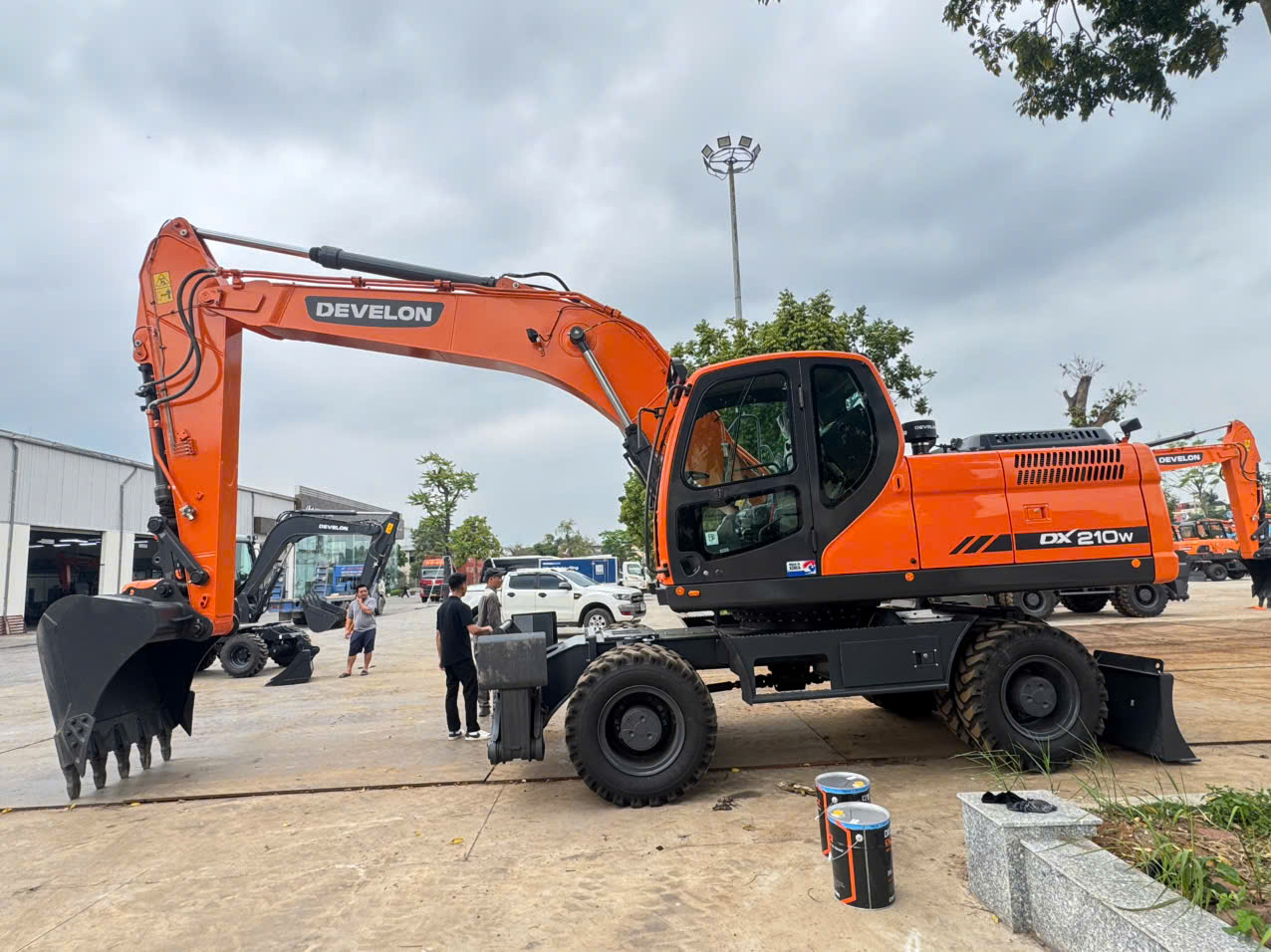 Máy xúc đào bánh lốp Develon DX210W