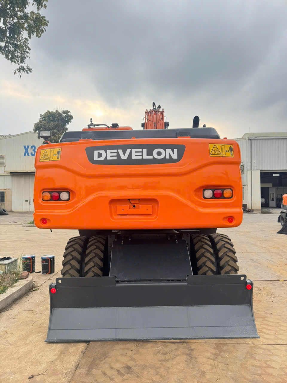 Máy xúc đào bánh lốp Develon DX210W - Ảnh 3