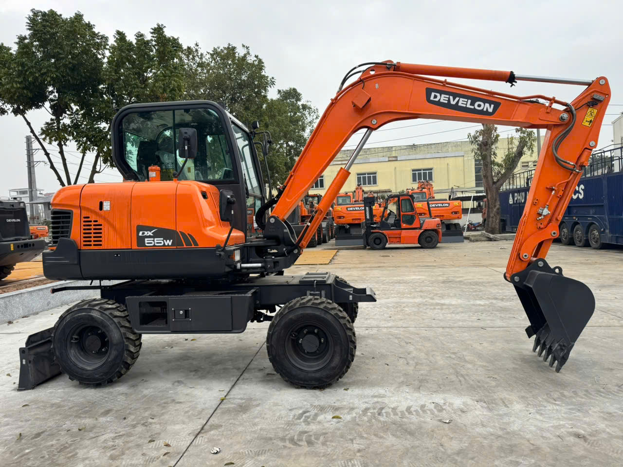 Máy xúc đào bánh lốp Develon DX55W - Ảnh 5