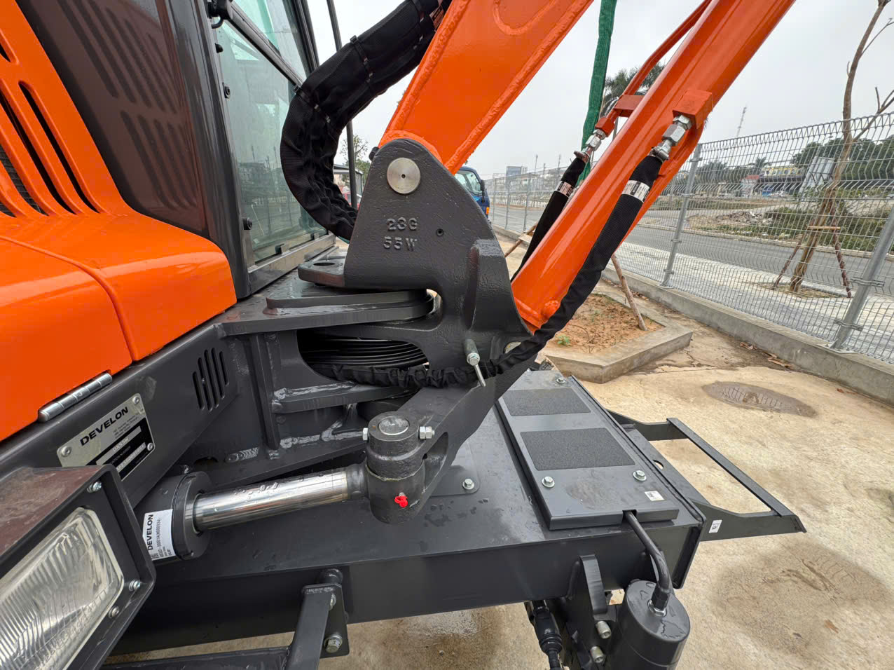Máy xúc đào bánh lốp Develon DX55W - Ảnh 4