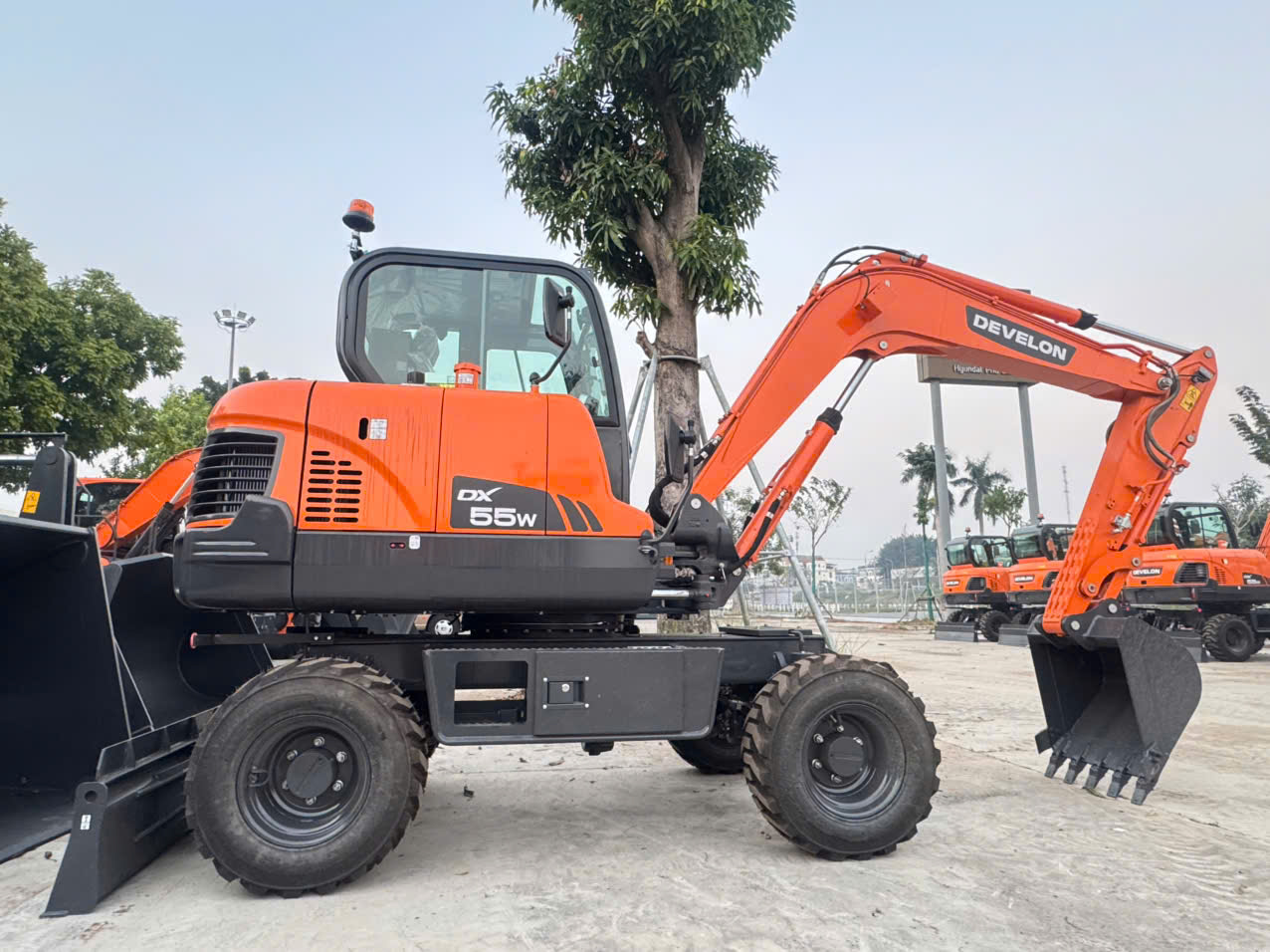 Máy xúc đào bánh lốp Develon DX55W - Ảnh 3