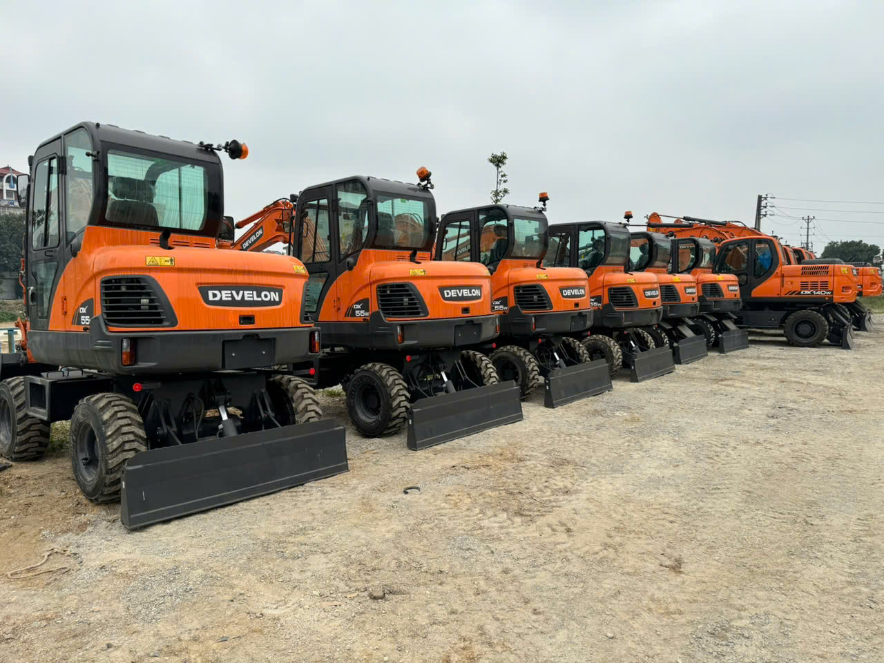 Máy xúc đào bánh lốp Develon DX55W