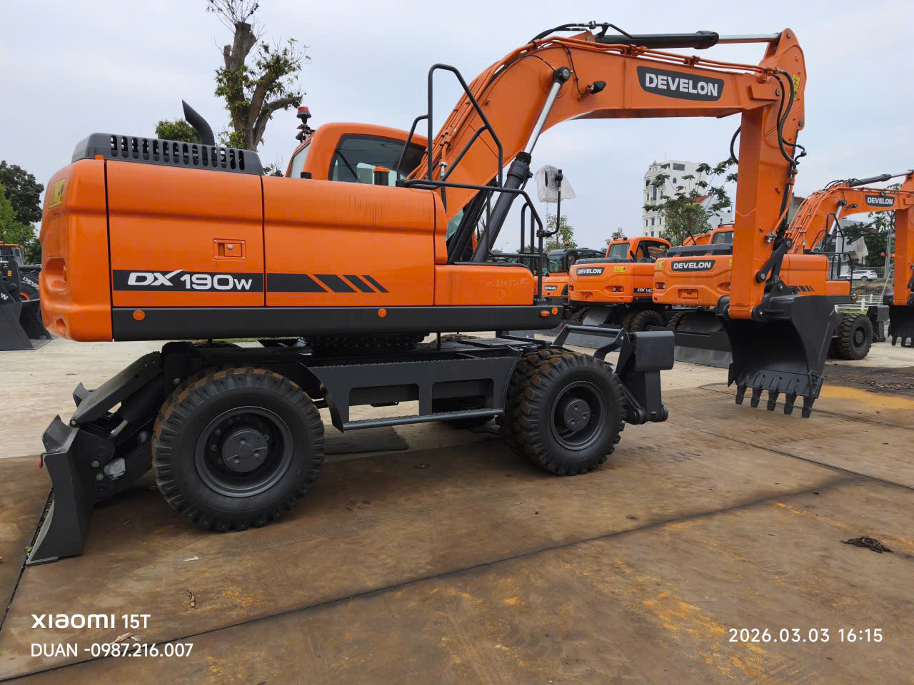 Máy xúc đào bánh lốp Develon DX190W