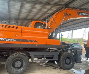 Máy xúc đào bánh lốp Develon DX210W