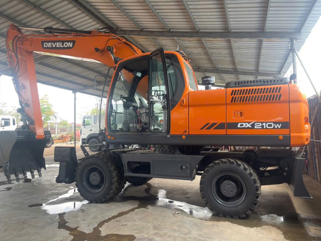 máy xúc Develon bánh lốp dx210w