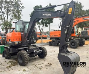 Máy xúc đào bánh lốp Develon DX55WE