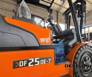 Giá xe nâng dầu Develon 2.5 tấn