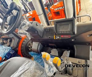 Giá xe nâng điện Develon 2 tấn