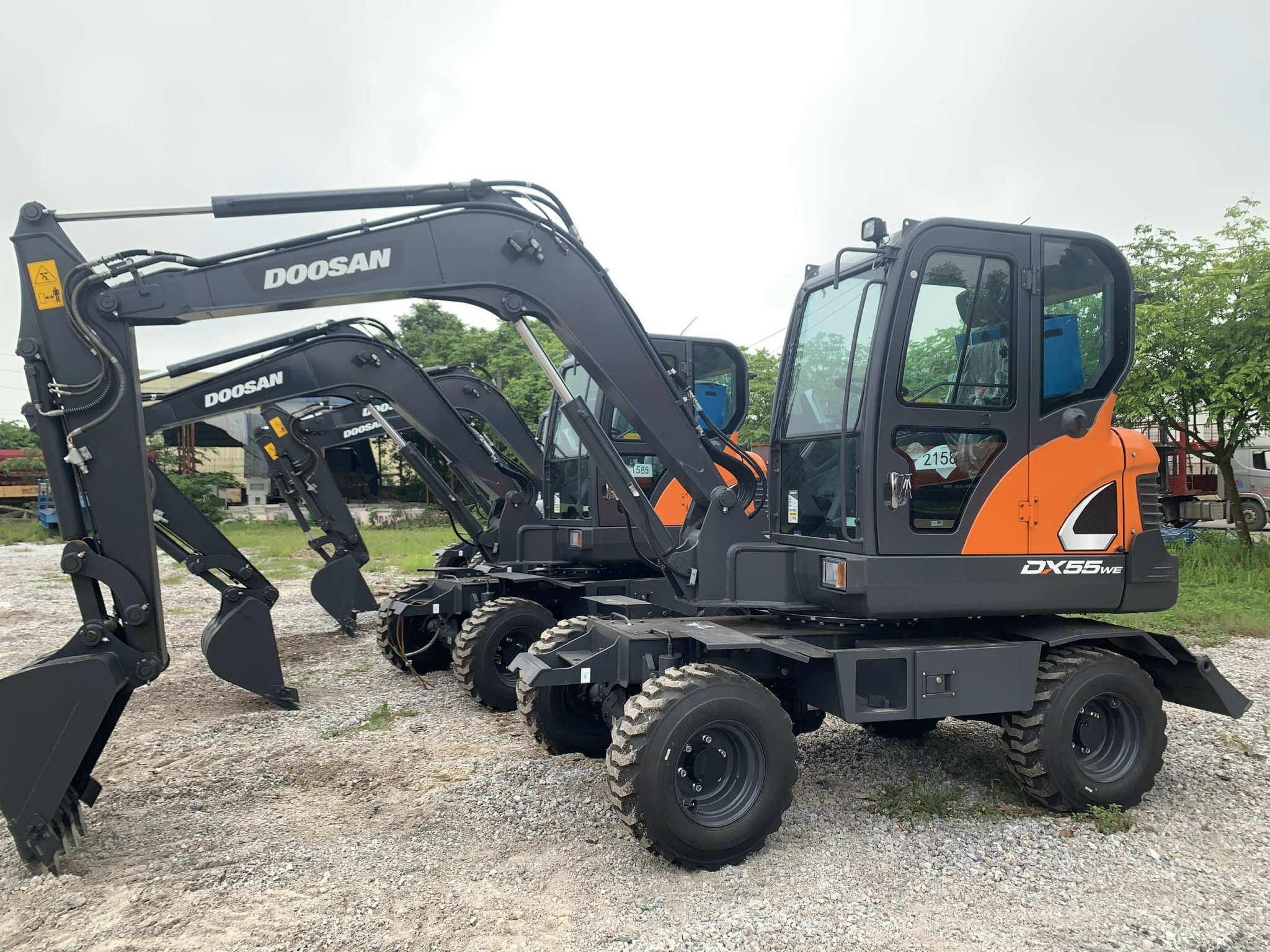 Máy xúc đào bánh lốp Develon DX55WE