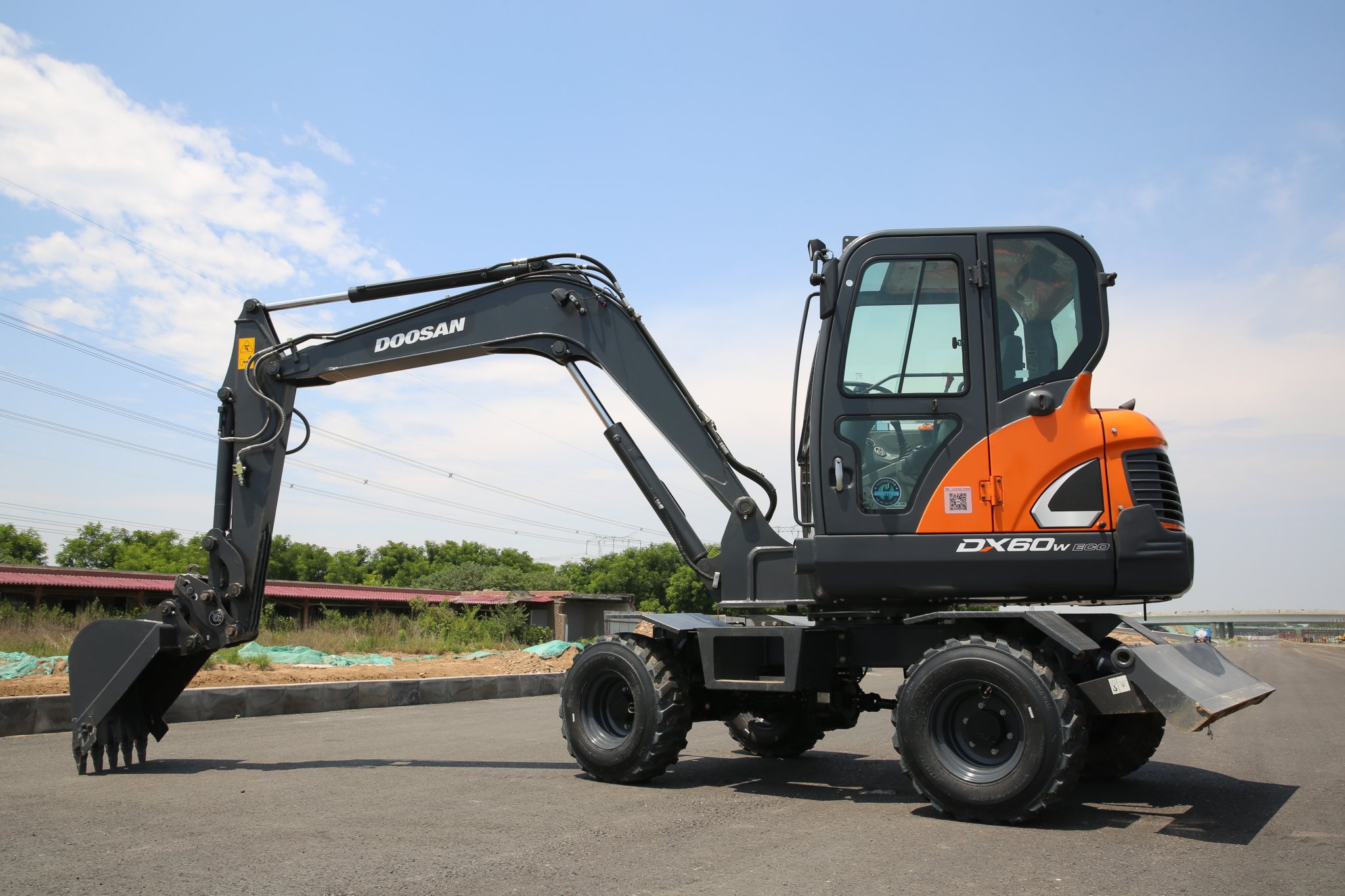 Máy xúc đào bánh lốp Develon DX55WE 